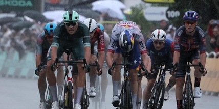 Tour de France, impresa di Milan sotto la pioggia. Pogacar resta in giallo