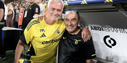 Sarri e Mourinho, che abbraccio in panchina prima di Fenerbahçe-Lazio