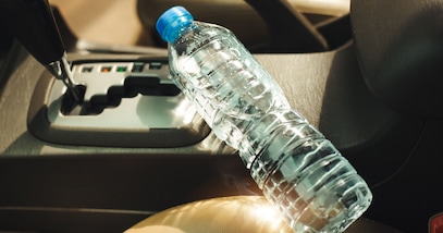 Auto parcheggiata al sole? Un pericolo reale, le 10 cose da non lasciare mai in macchina