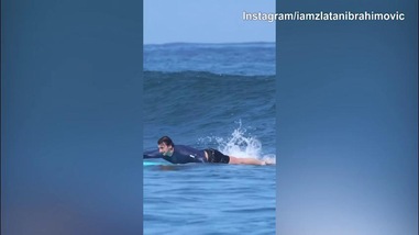 Milan, Ibra surfa da... campione in mare