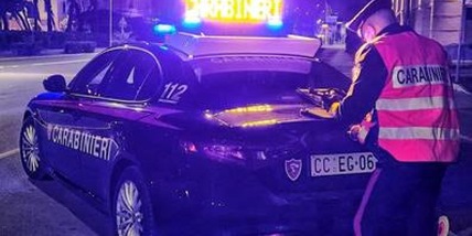 Scappa dall'alt e muore in inseguimento dei carabinieri