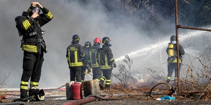 Stop ai treni a Grosseto per incendio, evacuato un albergo