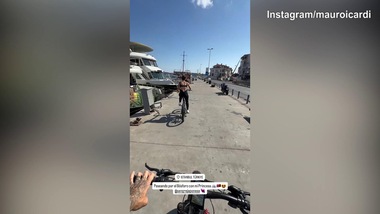 Biciclettata in riva al "Bosforo" per Mauro Icardi e China