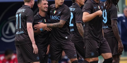 Politano e Lucca, la coppia del gol: il Napoli batte l'Olympiacos ma Conte trema per Lukaku. Rivivi la diretta