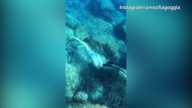 Sirenetta Goggia si diverte in acqua