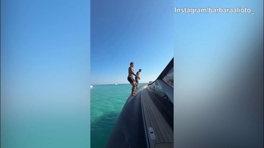 Cannavaro, che tuffo dalla barca!