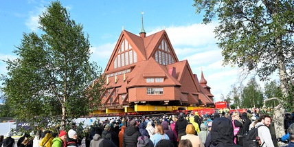 Chiesa storica spostata intera su strada per 5 km in Svezia