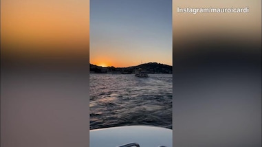Mauro Icardi attraversa il "Bosforo" a bordo della barca