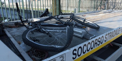 Muore 15enne investito in bici sulle strisce pedonali