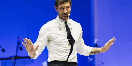 Video De Martino, showman venne allertato da un follower