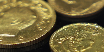 Oro in calo in avvio, spot a 3.327,84 dollari l'oncia