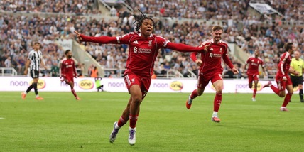 Premier League, pazzo Liverpool: vince a Newcastle grazie a un 16enne e Slot si perde un gol