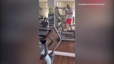 Adriano attento alla forma, ecco l'allenamento