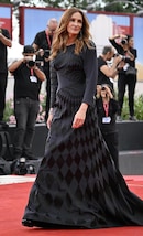 Julia Roberts regina di stile a Venezia 82: le foto dal red carpet