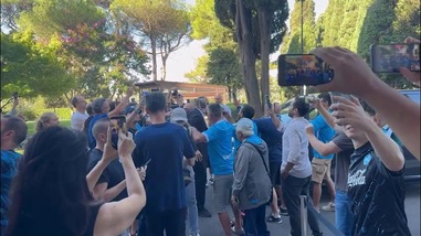 Napoli, bagno di folla per Hojlund alle visite mediche