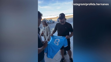 Hernanes, cuore Lazio: la firma sulla maglia ad un tifoso