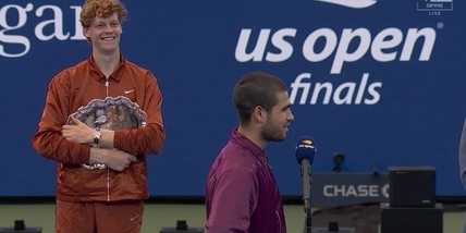 Alcaraz e la divertente frase su Sinner dopo la vittoria agli Us Open: Jannik reagisce così. E il pubblico...