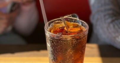 Cosa succede al corpo se si bevono troppe bibite gassate