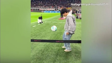 Milan-Bologna, Tsunoda a bordo campo: che palleggi!