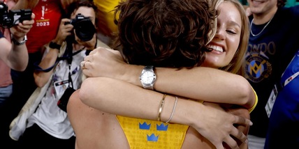 Duplantis e il bacio con la compagna Desiré Inglander dopo l'ennesimo record mondiale a Tokyo