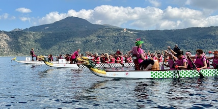 Il Festival delle Pagaie Rosa sulle barche di dragon boat