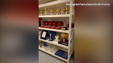 Ibra mostra la sua super sala trofei: "LegaZy"