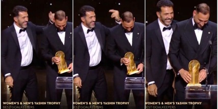 Buffon e il simpatico siparietto con Donnarumma sul palco del Pallone d'Oro: il gesto è virale