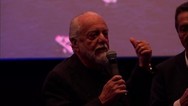 De Laurentiis show: "Vorrei girare scene anche negli spogliatoi degli avversari e chiedere vi state ca***do sotto?