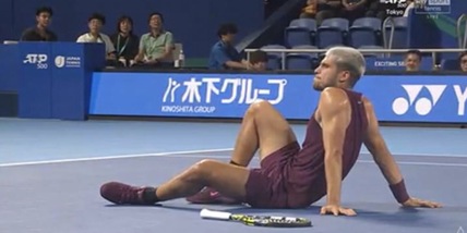 Paura per Alcaraz a Tokyo: si accascia a terra durante la sfida con Baez