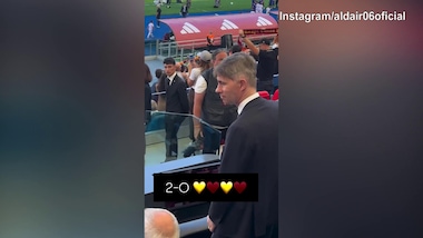 Aldair festeggia la vittoria della Roma dietro Ranieri e Massara