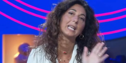 Grande Fratello al via, Donatella già star. Chi sono i genitori e cosa significa quel gesto di Simona Ventura
