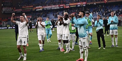 Una Lazio arrabbiata cancella il derby e travolge il Genoa: l'attacco di Sarri funziona