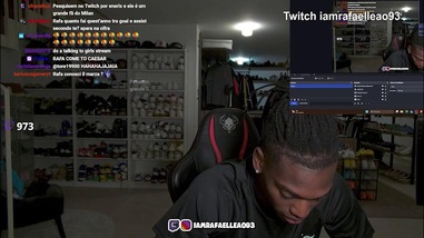 Leao se la ride: "Quando il mister ha calciato la palla? Allegri è top, calmaaaa mister!!"