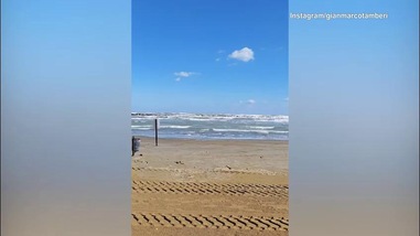 Tamberi, corsetta nella spiaggia deserta