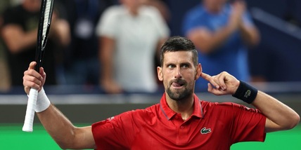 Djokovic soffre, rimonta e si porta il dito all’’orecchio: Hanfmann si inchina a Novak