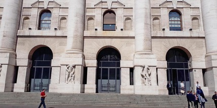 Borsa: Milano dimezza il calo (-0,35%), bene Stellantis, giù Stm