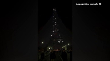 Ricci si gode lo spettacolo della torre Eiffel