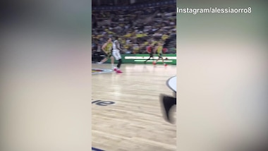 Fenerbahce, Alessia Orro osserva i "compagni" del Basket