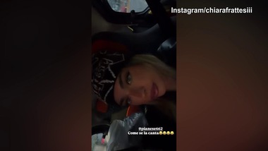 Geolier canta in auto, Chiara riprende la scena divertita