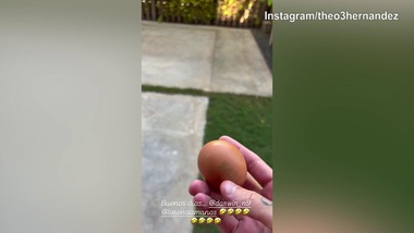 Theo Hernandez, ma che fai? Lancia uova sulla finestra di Nunez...