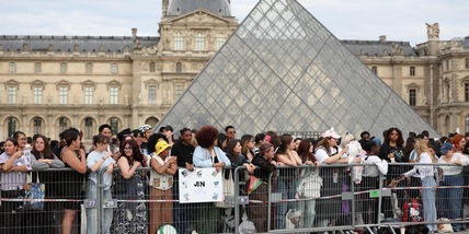 Rapina al Louvre all'apertura, polizia e ministra sul posto