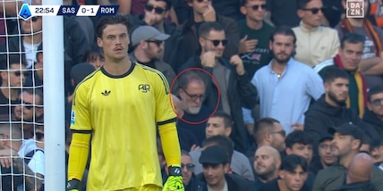 Noto attore inquadrato tra i tifosi della Roma dietro Svilar: lo avete riconosciuto?