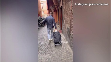 Ciro Immobile "fatica" con il carrello della spesa
