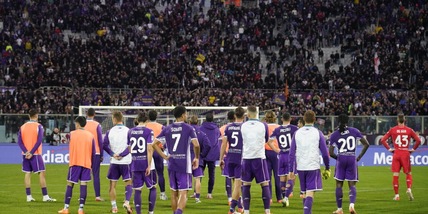 Caos Fiorentina, i giocatori sotto la curva dopo la sconfitta contro il Lecce: i tifosi contestano duramente
