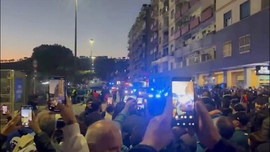 L'Eintracht al "Maradona" tra i fischi dei tifosi azzurri