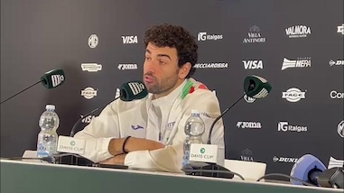 Berrettini show in conferenza: il treno lo interrompe, e segue Cobolli con lo smartphone!