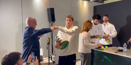 Cobolli se ne va tra risate e applausi: "Djokovic deve invidiarti lo smash..."