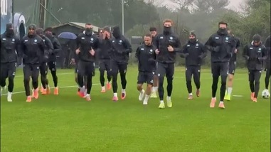 Il Napoli si allena sotto il diluvio per preparare il Qarabag