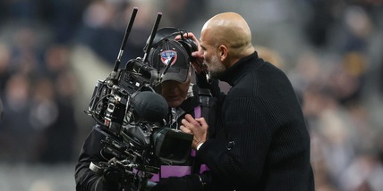 Guardiola chiede scusa dopo il nervosismo di Newcastle in cui ha litigato anche con un cameraman: "Mi sento in imbarazzo..."
