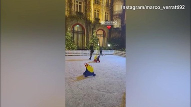 Lady Verratti pattina sul ghiaccio con..il cane in mano